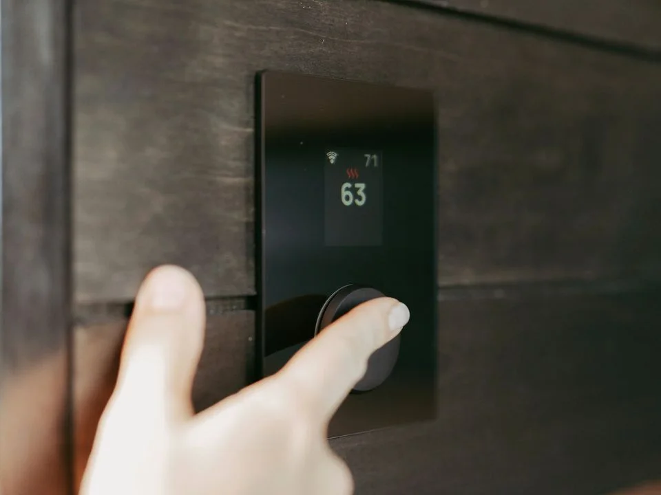 Painel de automação residencial na parede, com controle de iluminação por ambiente