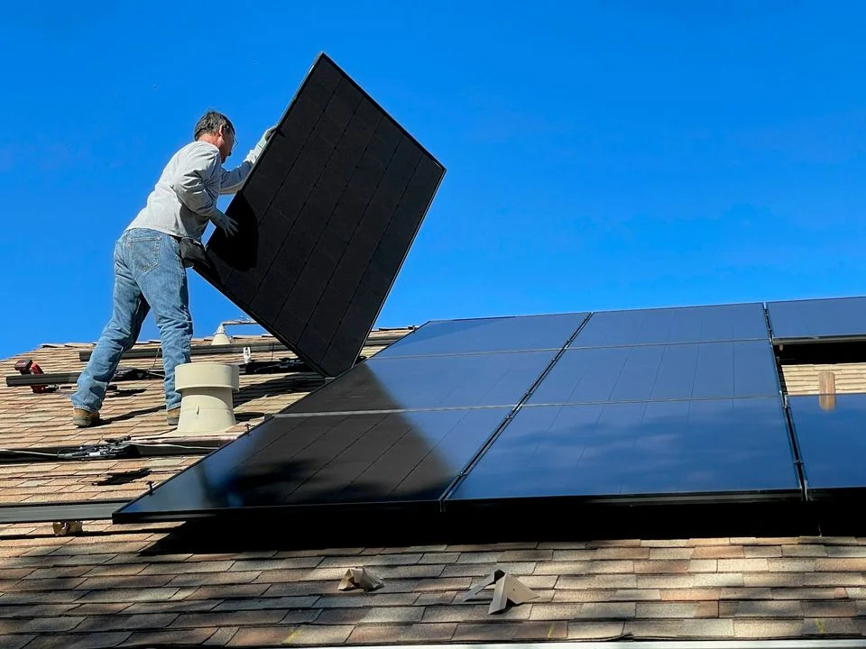 Placas de energia solar fotovoltaica instaladas e alinhadas sobre telhado residencial