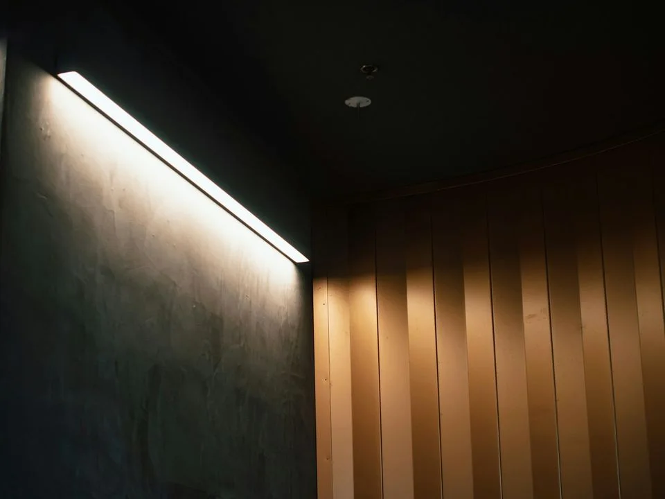 Perfil de LED embutido no gesso formando moldura de luz contínua no teto de um apartamento
