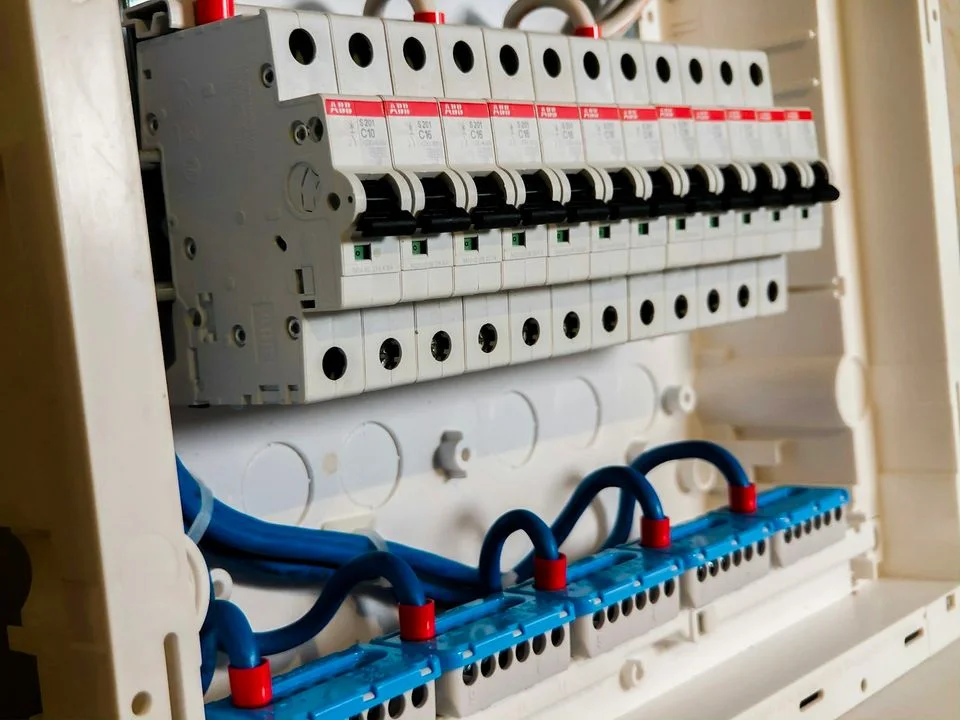 Quadro de distribuição montado com disjuntores, DPS e circuitos identificados um a um