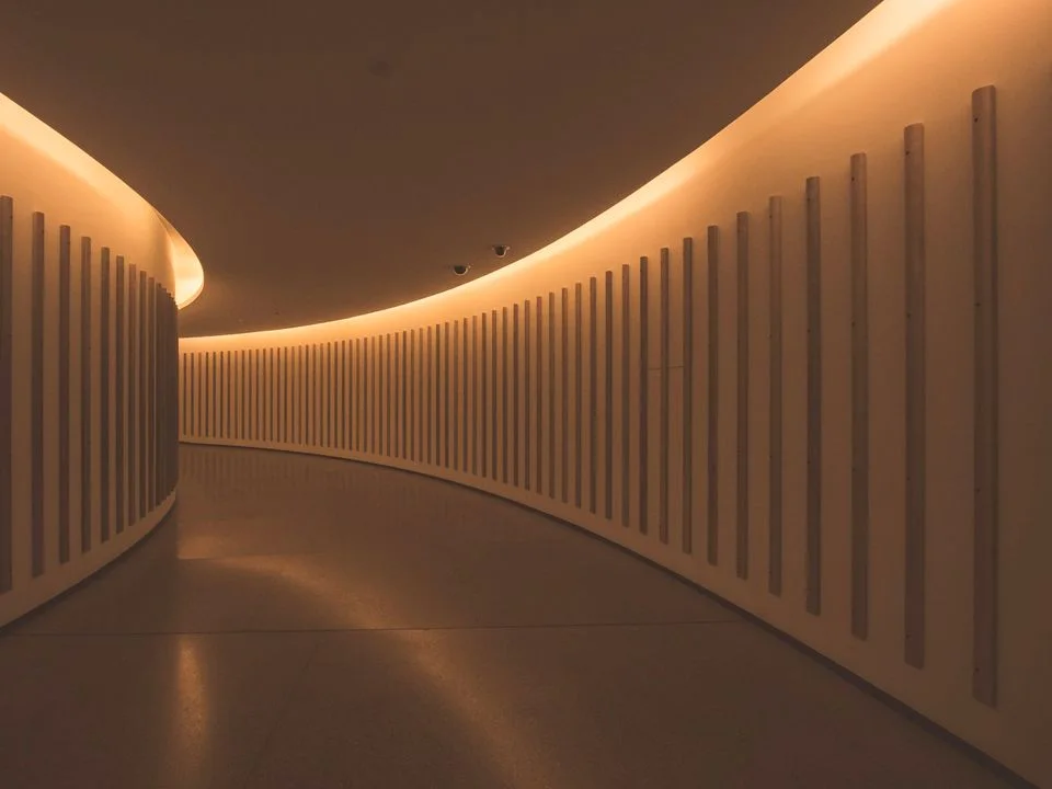 Rasgo de luz linear embutido no teto com fita de LED, em ambiente residencial