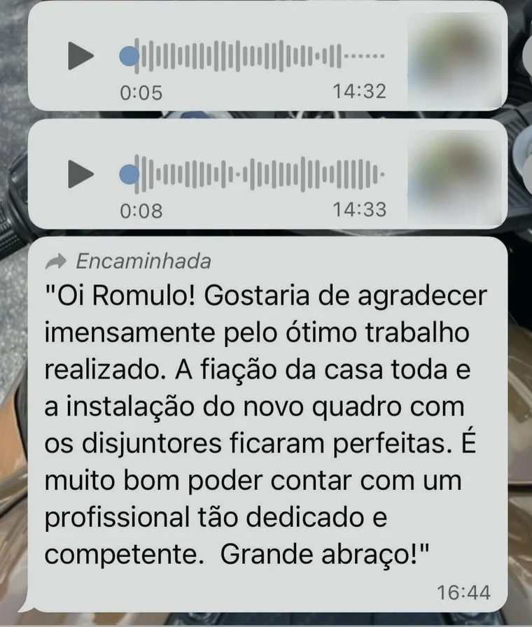 Mensagem de WhatsApp de cliente: “Gostaria de agradecer imensamente pelo ótimo trabalho realizado. A fiação da casa toda e a instalação do novo quadro com os disjuntores ficaram perfeitas. É muito bom poder contar com um profissional tão dedicado e competente.”