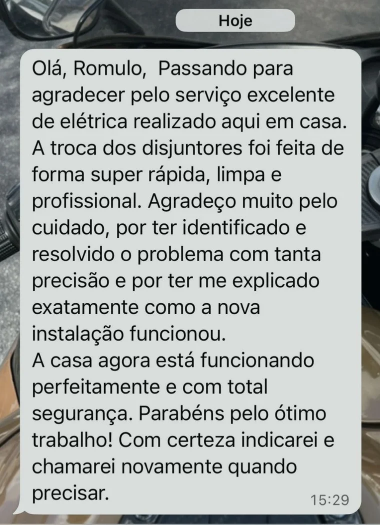 Mensagem de WhatsApp de cliente: “Passando para agradecer pelo serviço excelente de elétrica realizado aqui em casa. A troca dos disjuntores foi feita de forma super rápida, limpa e profissional. A casa agora está funcionando perfeitamente e com total segurança.”
